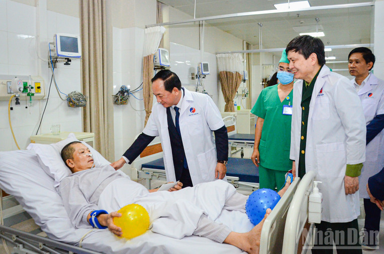 Đồng chí Trịnh Văn Quyết ân cần thăm hỏi động viên người bệnh điều trị tại Viện Y học cổ truyền Quân đội.