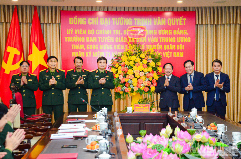 Đồng chí Trịnh Văn Quyết và đoàn công tác tới thăm, chúc mừng Viện Y học cổ truyền Quân đội.