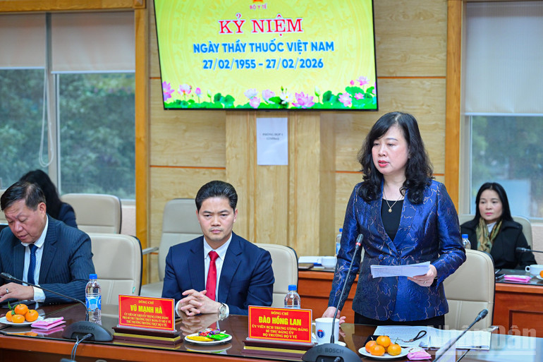 Đồng chí Đào Hồng Lan báo cáo kết quả thực hiện nhiệm vụ của ngành Y tế thời gian qua.