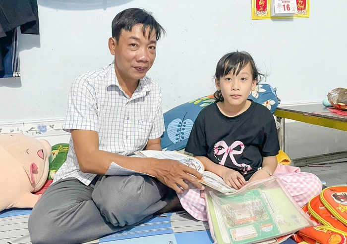 Người cha khuyết tật bán vé số nuôi con cần giúp đỡ