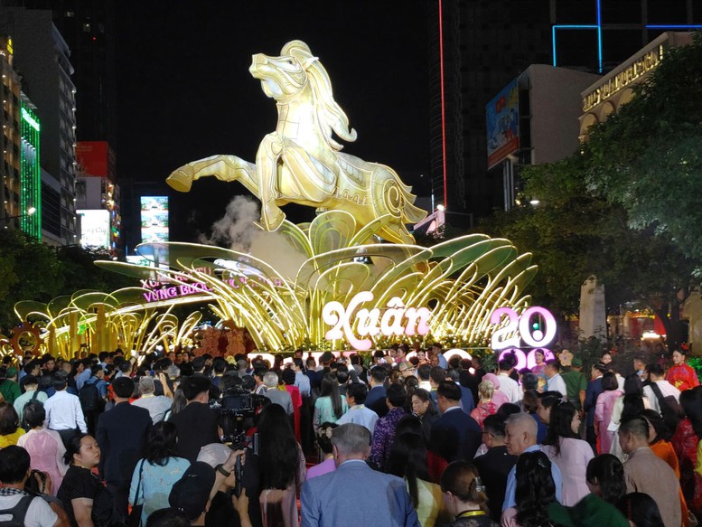 Đông đảo người dân và du khách tham quan đường hoa Nguyễn Huệ Tết Bính Ngọ 2026 - Ảnh: VGP/HT