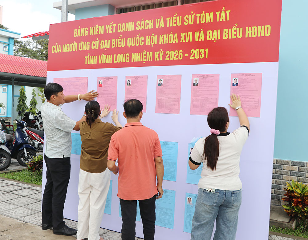 Thực hiện niêm yết danh sách và tiểu sử tóm tắt người ứng cử đại biểu Quốc hội và HĐND các cấp tại UBND phường Long Châu.