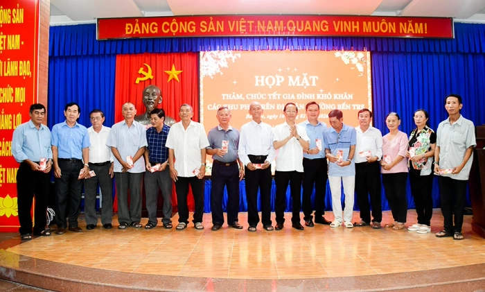 Thăm, chúc Tết và tặng 60 phần quà cho hộ gia đình khó khăn phường Bến Tre