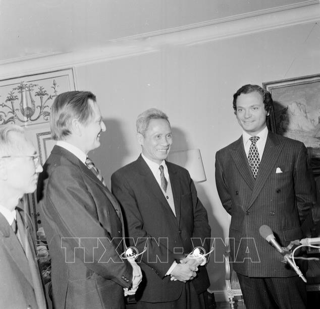 Nhà vua Carl XVI Gustaf tiếp thân mật Thủ tướng Phạm Văn Đồng thăm Thụy Điển, ngày 11/4/1974, tại Hoàng cung ở thủ đô Stockholm. (Ảnh: Văn Bảo /TTXVN)