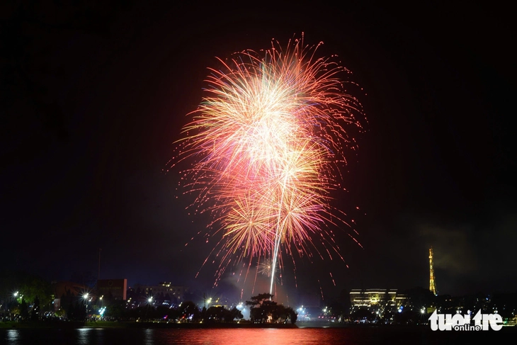 Pháo hoa ở Hồ Xuân Hương, tỉnh Lâm Đồng - Ảnh: M.H.