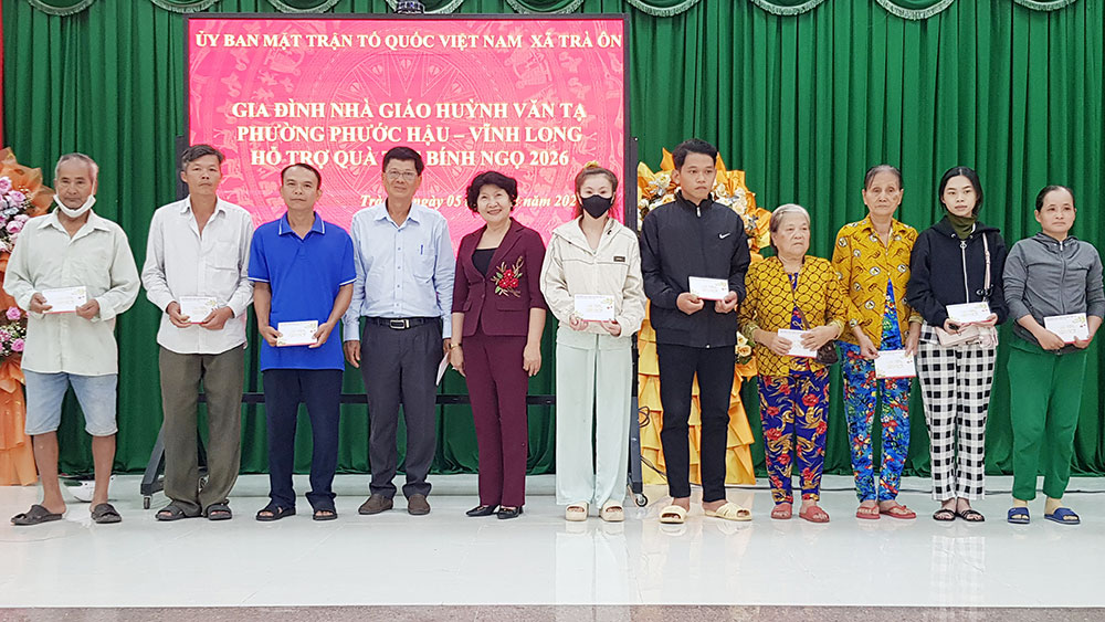 Chương trình trao quà tại xã Trà Ôn.