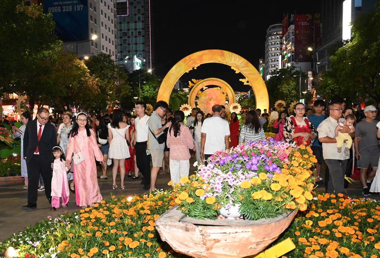 Người dân vui tươi dạo bước trên đường hoa - Ảnh: VGP/HT