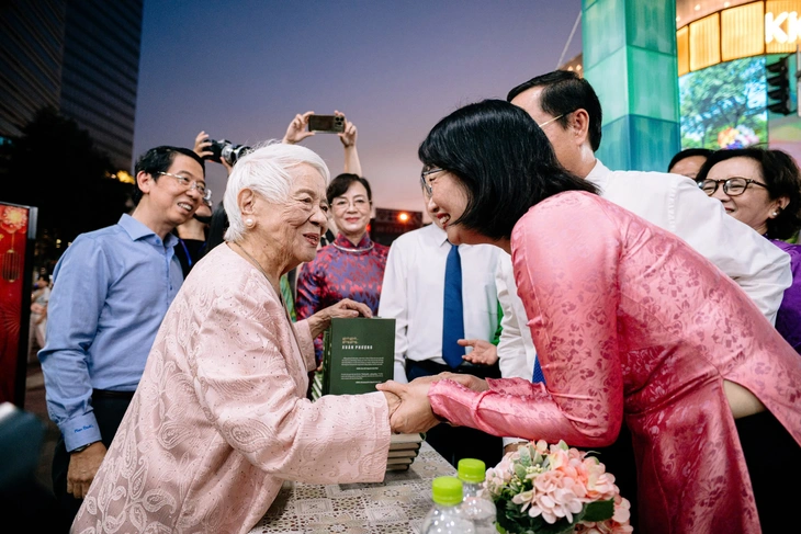 Nhà văn Xuân Phượng trò chuyện cùng Phó chủ tịch UBND TP.HCM Trần Thị Diệu Thúy - Ảnh: THANH HIỆP