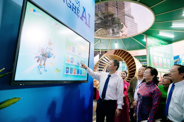 Lãnh đạo trải nghiệm công nghệ AI giúp xác minh nội dung của các đầu sách được trưng bày tại khu vực sách quý - Ảnh: THANH HIỆP