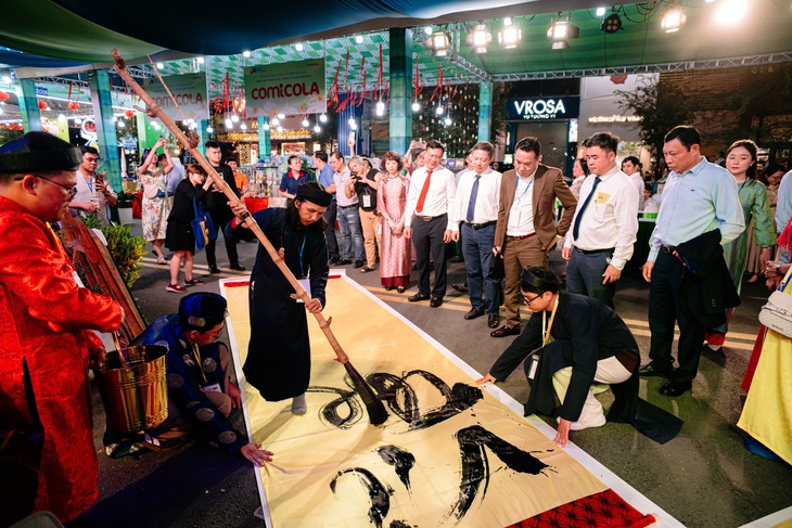 Đại biểu tham quan thầy đồ viết chữ thư pháp khổng lồ - Ảnh: THANH HIỆP