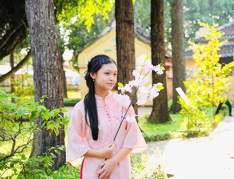 Thế hệ trẻ ngày nay cũng thích lựa chọn chiếc áo dài để du xuân.