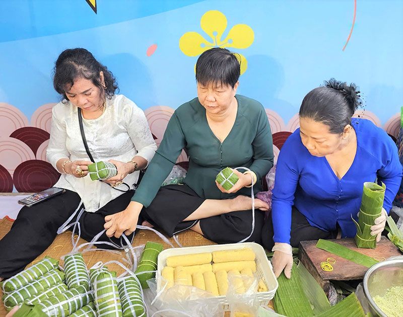 Phụ nữ khéo tay gói bánh tét ngày Tết cổ truyền của dân tộc.