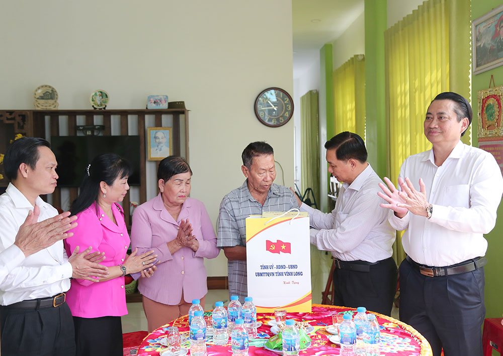 Đồng chí Trần Văn Lâu- Ủy viên Trung ương Đảng, Bí thư Tỉnh ủy (thứ hai phải sang) thăm, tặng quà gia đình chính sách phường Long Châu.