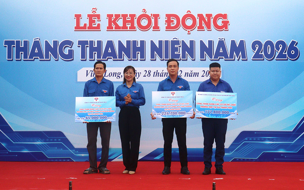 Trao bảng tượng trưng hỗ trợ công trình nâng cấp cơ sở vật chất trường học, xây dựng nhà tình thương, thắp sáng tuyến đèn đường.