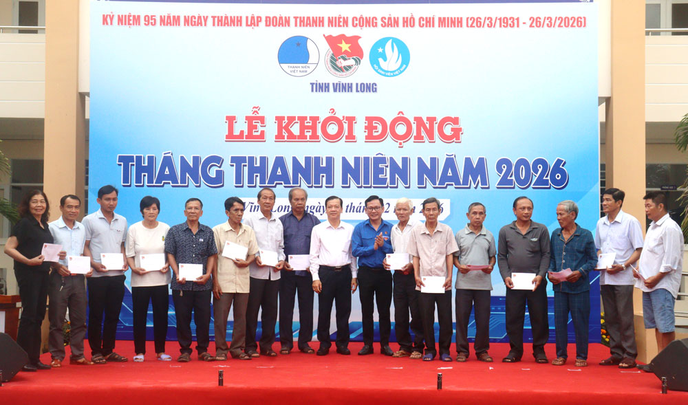 Trao quà cho gia đình chính sách, hộ nghèo, cận nghèo.