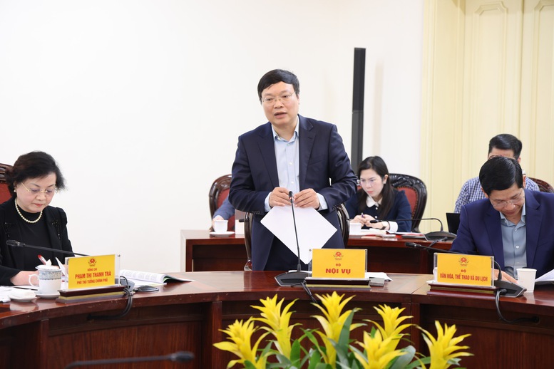 Thứ trưởng Bộ Nội vụ Trương Hải Long báo cáo về tình hình xây dựng dự thảo Nghị định quản lý người giữ chức danh, chức vụ và người đại diện phần vốn Nhà nước tại doanh nghiệp - Ảnh: VGP/Thu Giang