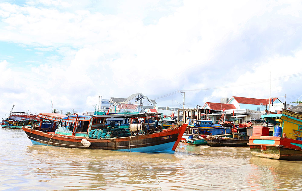 Tỉnh có đường bờ biển dài 130km với mạng lưới giao thông thủy bộ huyết mạch trong thời gian tới sẽ tạo ra một “hành lang” kinh tế biển và logistics. Trong ảnh: Cảng cá Định An.