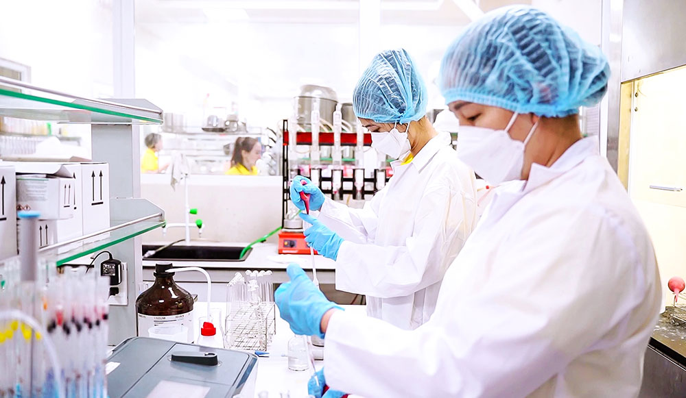 Nâng cao chất lượng nguồn nhân lực của tỉnh là yêu cầu cấp thiết cho sự phát triển bền vững. Trong ảnh: Công ty CP Đầu tư dừa Bến Tre. Ảnh: Thảo Tiên