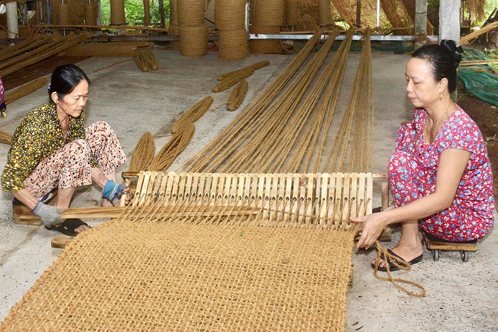 Cơ sở dệt lưới, thảm bằng chỉ xơ dừa của anh Nguyễn Văn Út tạo việc làm, tăng thu nhập cho người dân địa phương.
