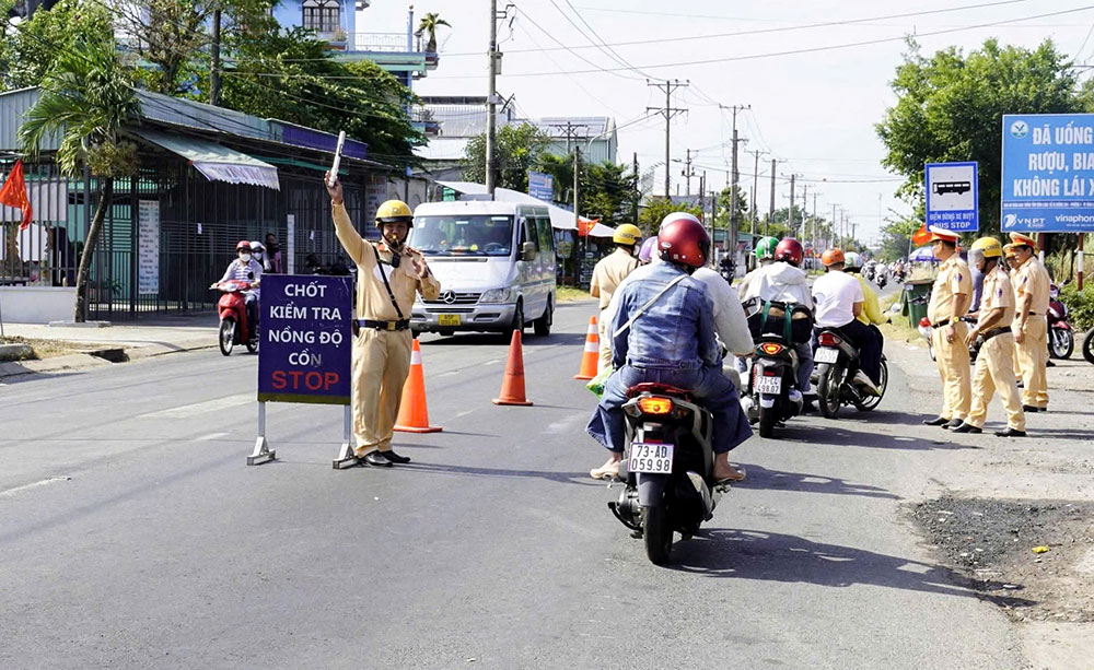 Cảnh sát giao thông tăng cường kiểm tra, xử lý vi phạm nồng độ cồn trong những ngày Tết.