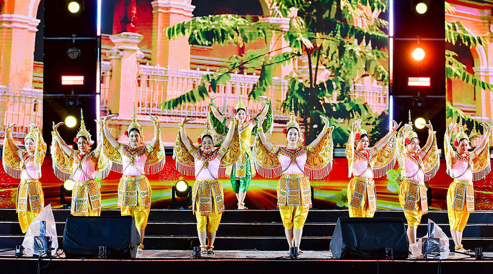 Độc đáo tiết mục múa Khmer “Kin - Nor” (Nàng tiên nữ) do diễn viên Đoàn Nghệ thuật Khmer Ánh Bình Minh biểu diễn.