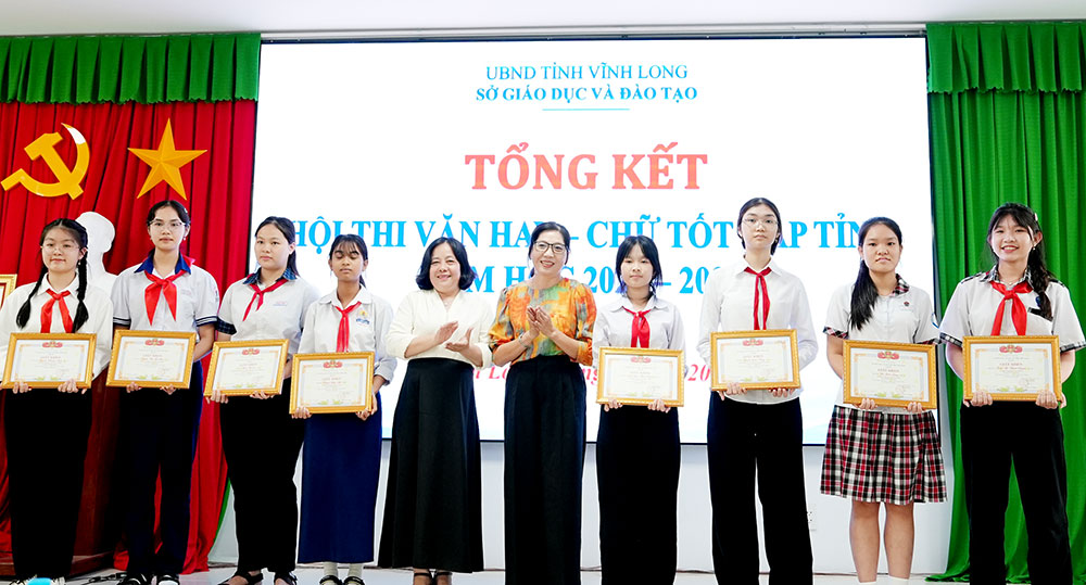 Trao giải cho học sinh THCS đoạt giải khuyến khích.