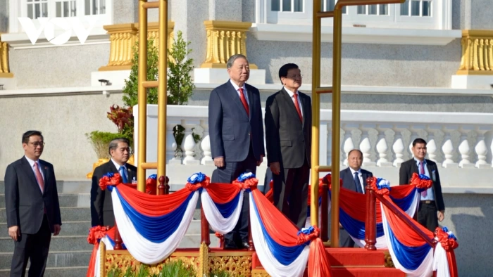 Tổng Bí thư, Chủ tịch nước Lào chủ trì lễ đón trọng thể Tổng Bí thư Tô Lâm