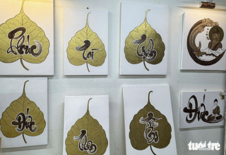 Các tác phẩm tranh trầm hương bán dịp Tết - Ảnh: LÊ TRUNG