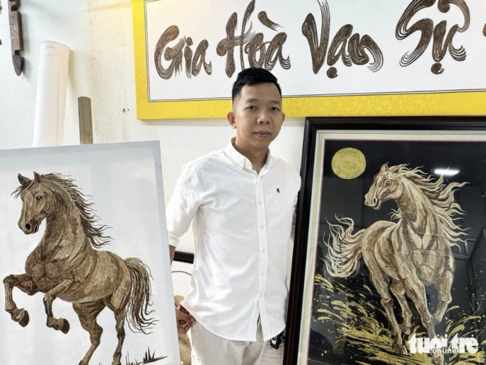 Độc đáo tranh ngựa bằng trầm hương đón Tết của chàng 9X xứ Quảng