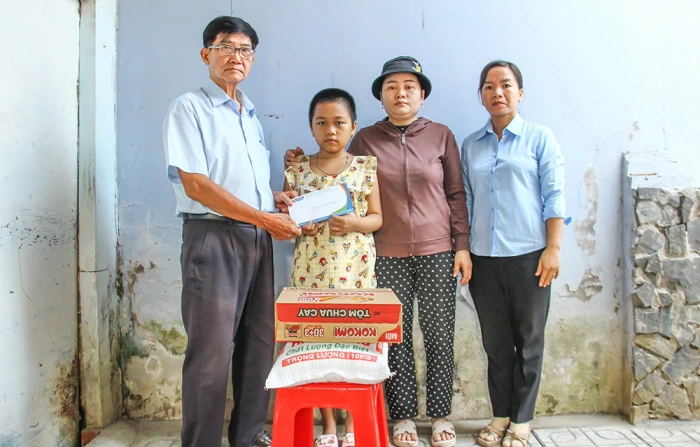 Trao tiền bạn đọc hỗ trợ em Trương Ngọc Hân bị tan máu bẩm sinh