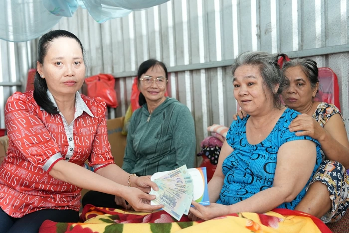 Trao tiền bạn đọc hỗ trợ chị Nguyễn Thị Pha