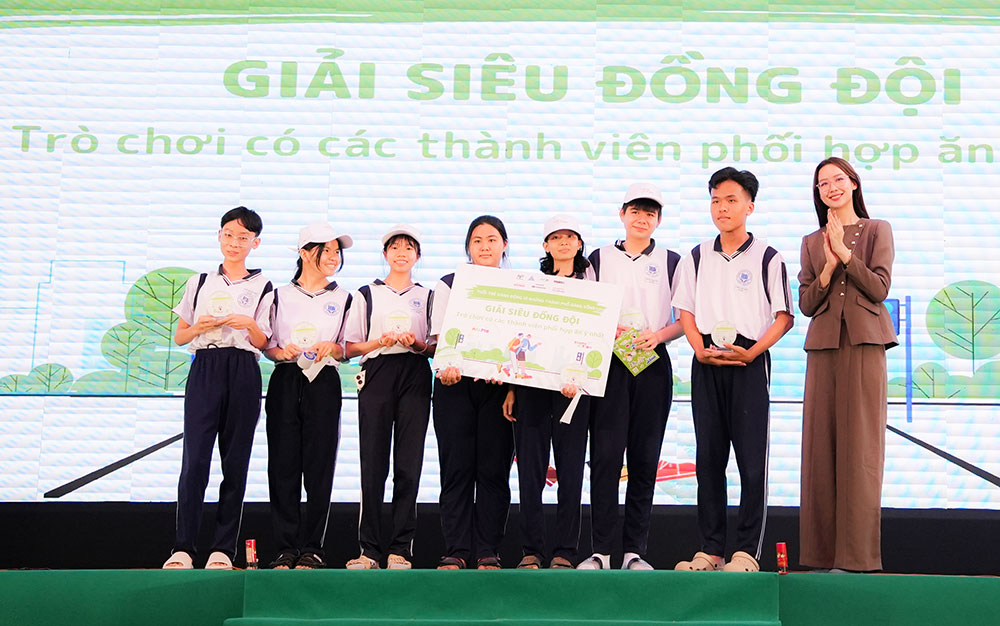 Ban tổ chức trao giải Siêu Đồng Đội, Siêu Sáng Tạo và Giải Siêu Thu Hút cho các gian hàng tham gia chương trình.