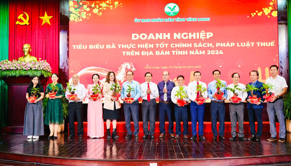 Tuyên dương doanh nghiệp tiêu biểu đã thực hiện tốt chính sách, pháp luật thuế trên địa bàn tỉnh.