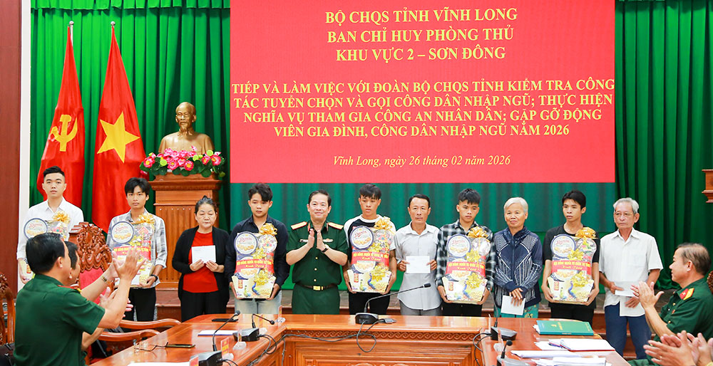 Thiếu tướng Trần Minh Trang tặng quà cho gia đình và tân binh.