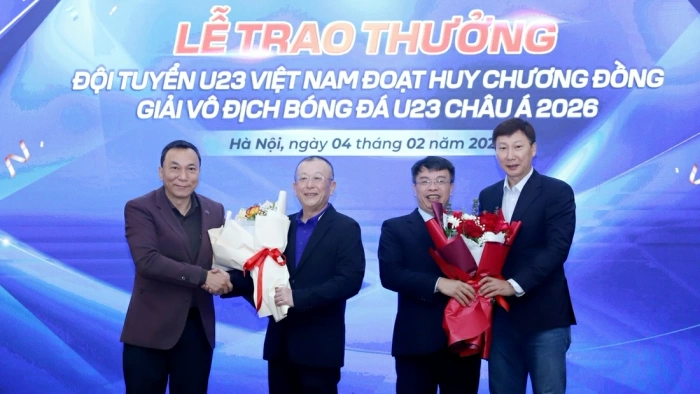 HLV Kim Sang Sik cùng U23 Việt Nam nhận thưởng lớn