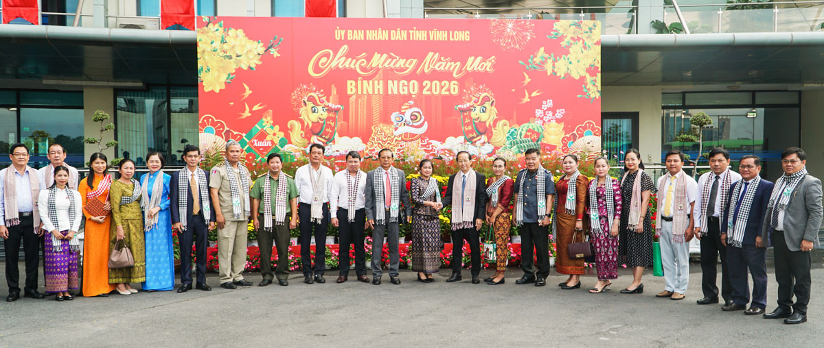 Đoàn đại biểu 2 tỉnh chụp ảnh lưu niệm.