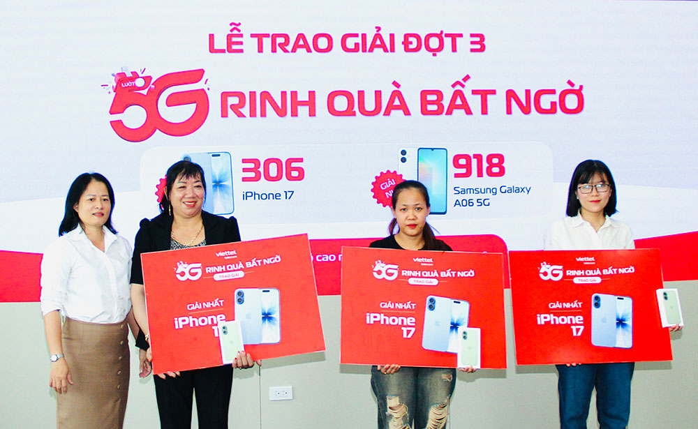 Bà Tô Lan Phương- Giám đốc Viettel Post Vĩnh Long trao quà cho khách hàng trúng giải Nhất đợt 3.