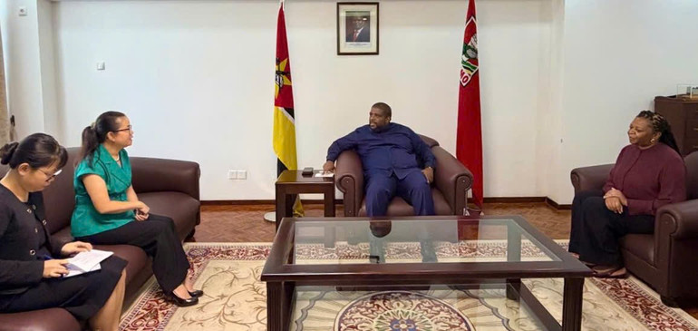 Tổng Thư ký Đảng Mặt trận Giải phóng Mozambique Chakil Aboobacar tiếp Đại sứ Trần Thị Thu Thìn tại buổi lễ. (Ảnh do Đại sứ quán Việt Nam tại Mozambique cung cấp)