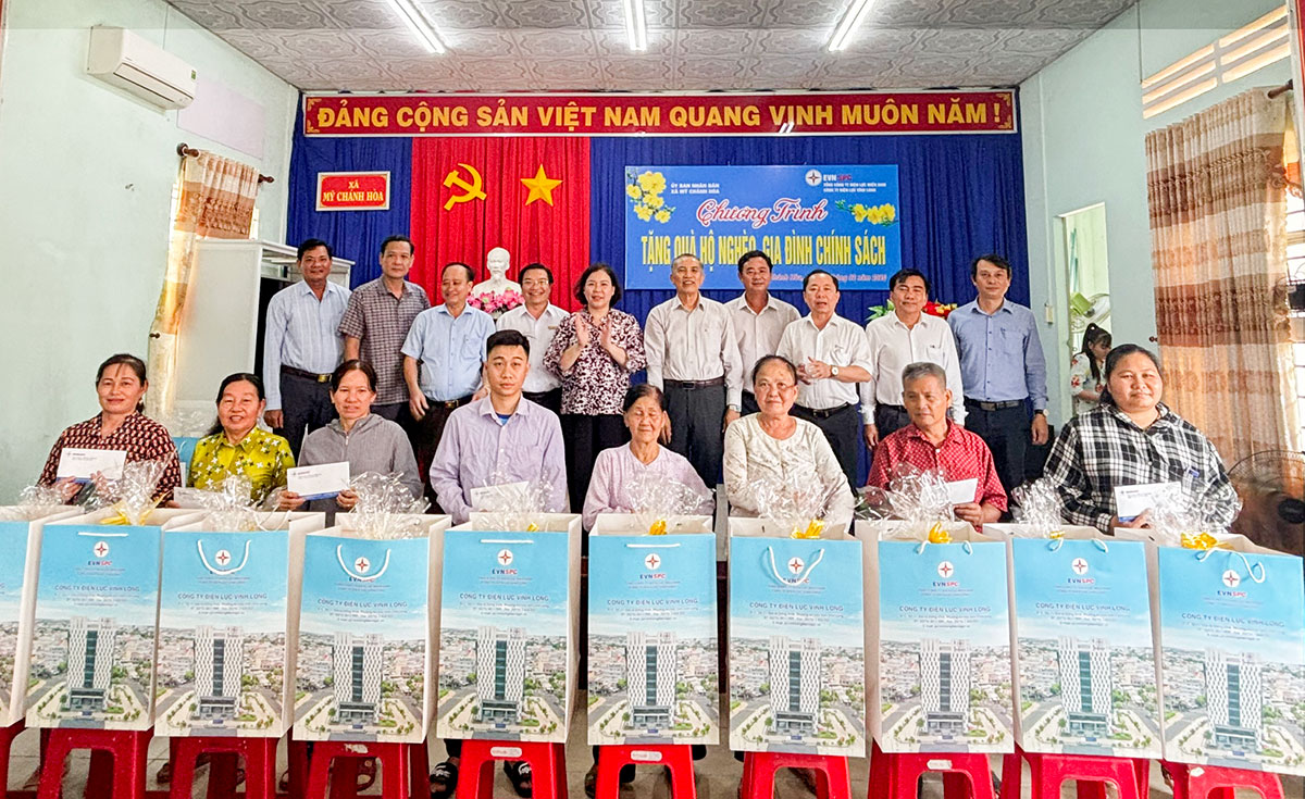 Lãnh đạo Ủy ban Quốc phòng, An ninh và Đối ngoại và Ủy ban Văn hóa và Xã hội của Quốc hội cùng chính quyền địa phương trao quà cho hoàn cảnh khó khăn.