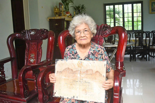 Bà Trần Thị Phương 82 tuổi, 60 năm tuổi Đảng vẫn sống giản dị, yên bình bên cồn Ốc, xã Phước Long.

