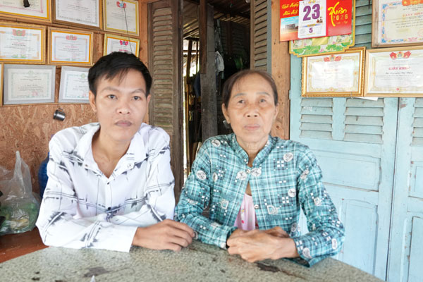 Bà Nguyễn Thị Điệp và con trai Nguyễn Ty Na.

