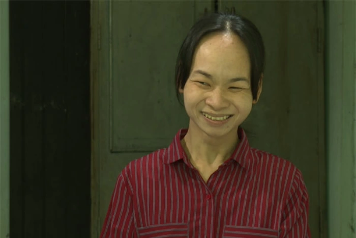 Nghị lực của người mẹ khuyết tật thêu hạnh phúc cho người, gom nhặt tương lai cho con