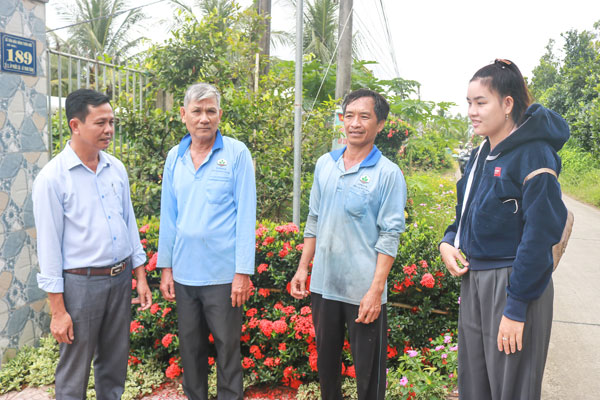 Cán bộ xã Trung Thành tuyên truyền người dân phát triển kinh tế, xây dựng quê hương.

