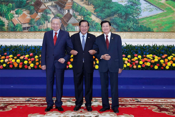 Tổng Bí thư Tô Lâm; Chủ tịch Đảng Nhân dân Campuchia Samdech Techo Hun Sen; Tổng Bí thư, Chủ tịch nước Lào Thongloun Sisoulith tại Cuộc gặp. (Ảnh: Thống Nhất - TTXVN)
