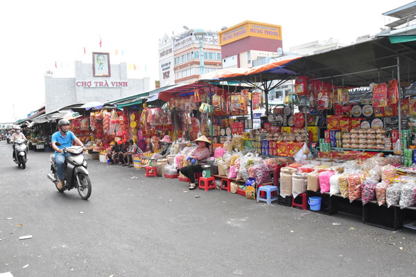 Những gian hàng bánh mứt, kẹo Tết đã mở, dần lan tỏa không khí xuân về.

