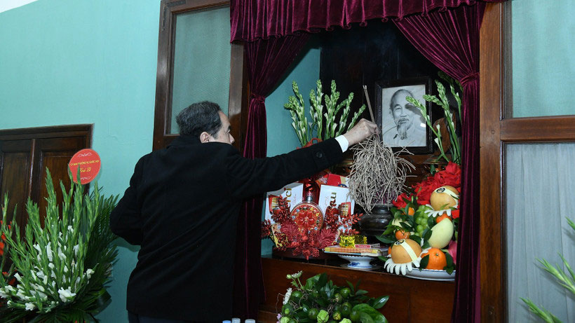 Chủ tịch Quốc hội Trần Thanh Mẫn dâng hương tưởng niệm Chủ tịch Hồ Chí Minh tại Nhà 67. (Ảnh: DUY LINH)