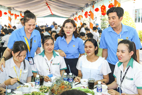 “Bữa cơm tất niên công đoàn” ấm lòng người lao động những ngày giáp Tết.

