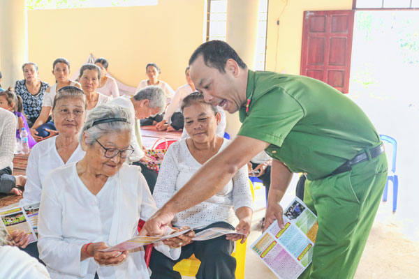 Công an
xã Hàm
Giang
cùng tố
an ninh
trật tự
ở cơ sở
cấp phát
tờ gấp
tuyên
truyền
về việc
sử dụng
pháo
hoa cho
người
dân trên
địa bàn.