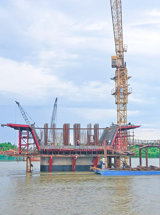 Thi công cầu Ba Lai 8- công trình thuộc Dự án Tuyến đường bộ ven biển tỉnh. Ảnh: THẠCH THẢO

