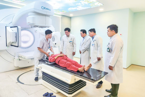 Thực hiện xạ trị cho bệnh nhân bệnh ung thư tại BVĐK Vĩnh Long. Ảnh: THÚY QUYÊN


